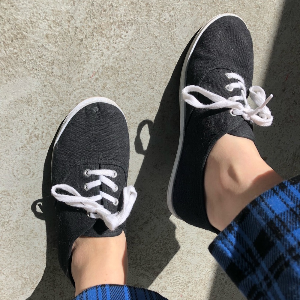Black Tennis Shoes